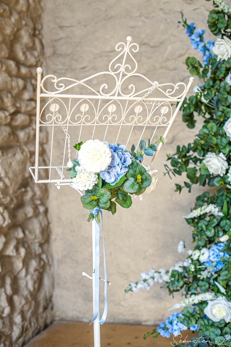 Mains des maries avec alliances au dessus dun bouquet de roses